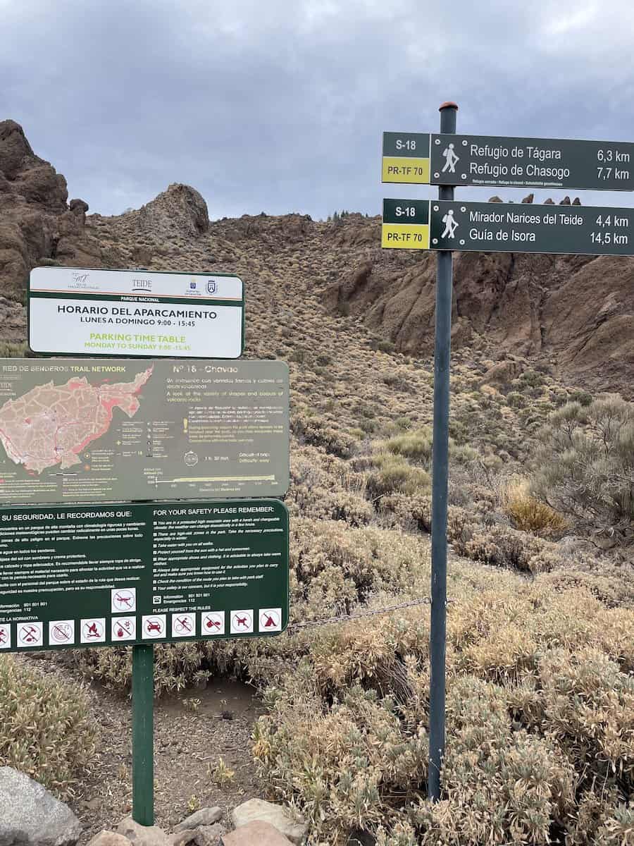 Marked hiking trails in Teide 